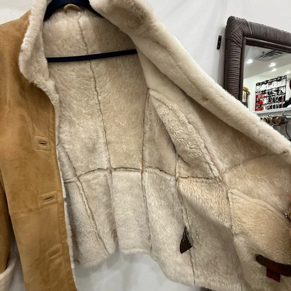 Danier 💯 % Sheepskin Suede Jacket - Picture 8 of 17
